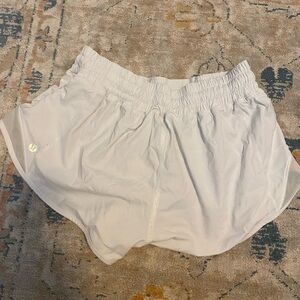 lululemon size 2 hotty hot short (2.5 inch)